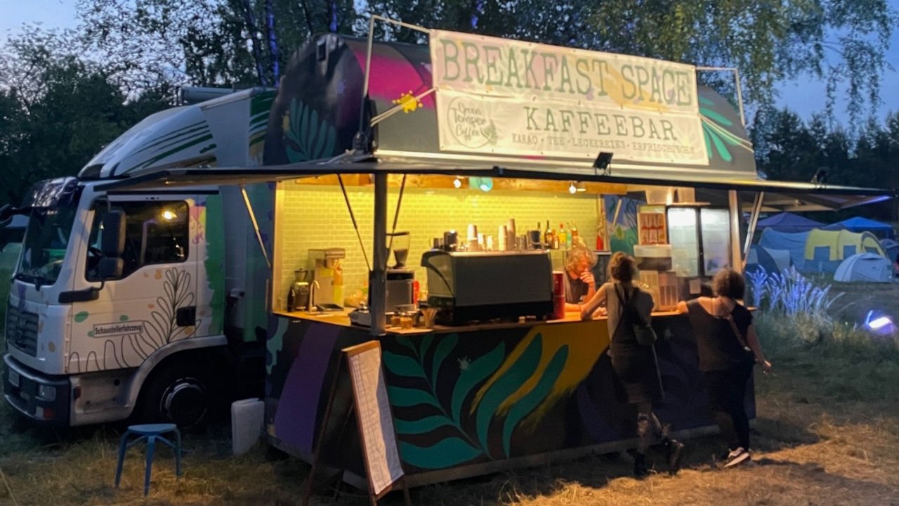 Sebastian Walenciak und sein Team von Green Temper Coffee mit ihrem bunten MAN TGL 8.180 namens Ludger verkaufen auch am Abend auf vielen Festival und Veranstaltungen Kaffee und Kuchenspezialitäten.